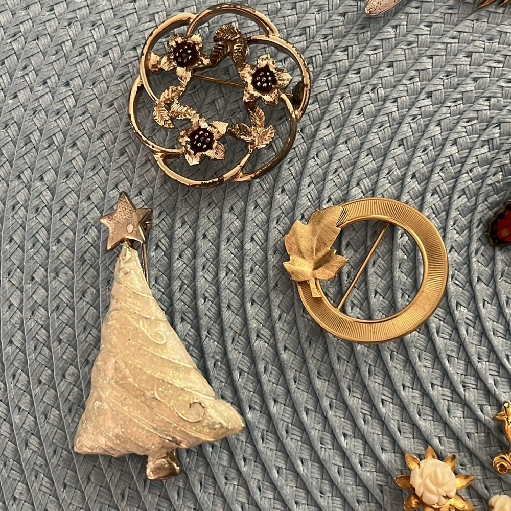 20 Assorted Vintage Brooches - Sarah Coventry, Rhinestone, Pearl & Spoon - Picture 2 of 8